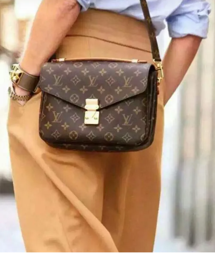 LV messenger bag originally has what many choices, hand bill of lading shoulder crossbody in a varie