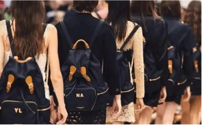 Burberry bags show, a line of models wearing this backpack very handsome